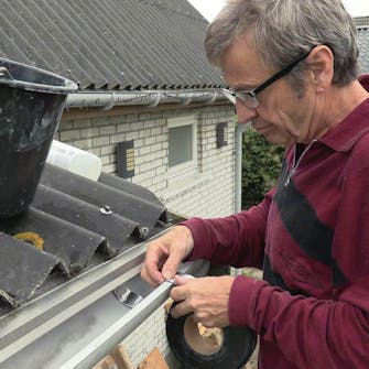 Tejp för hängrännor: Tilpas et stykke i hele rendens bredde Butyltejp: Anpassa ett stycke över hela rännans bredd